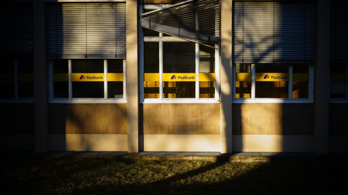 Wirtschaft in München: Kurzfristig außer Betrieb: In München haben Kunden verschiedener Postbank-Zentren vergeblich versucht, Dienstleistungen zu erhalten. Mehrere Häuser waren geschlossen, das Unternehmen verweist auf Personalprobleme.
