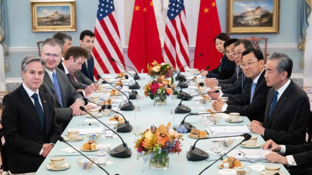 Das Politische Buch: Sie sprechen immerhin miteinander: US-Außenminister Antony Blinken (links) und sein Amtskollege Wang Yi (rechts) in Washington Ende Oktober 2023.
