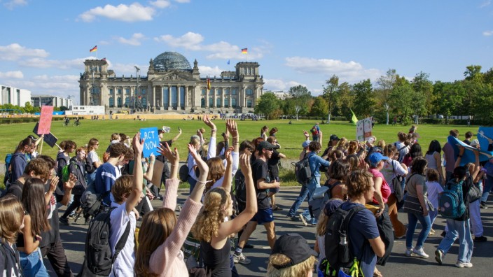 Klima-Aktivismus: Warum müssen sich Klimaaktivisten - hier im September in Berlin - zum Nahostkonflikt äußern?