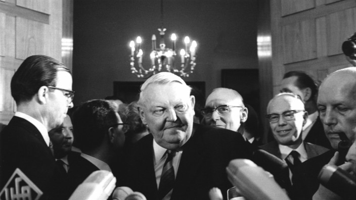 Ampelkrise: Bundeskanzler Ludwig Erhard bei seinem Wahlsieg 1965. Ein Jahr später findet er sich plötzlich in einer Minderheitsregierung wieder.