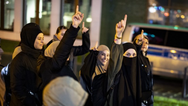 Aufmarsch in Nordrhein-Westfalen: Frauen heben den Zeigefinger ihrer rechten Hand bei der Kundgebung. Die Geste wird häufig von Islamisten verwendet.