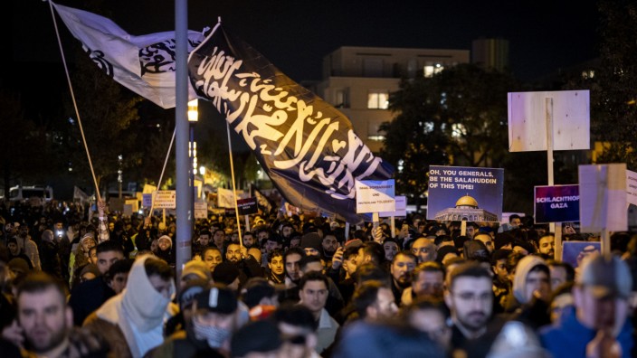 Aufmarsch in Nordrhein-Westfalen: Eine Fahne mit arabischer Schrift weht bei der Kundgebung "Gaza unter Beschuss - gemeinsam gegen das Unrecht".