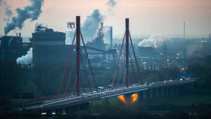 Serie Standort Deutschland: Ein Stahlwerk von Thyssenkrupp in Duisburg: Klimaschädliche Industrien zu begrünen, ist teuer - aber alternativlos.