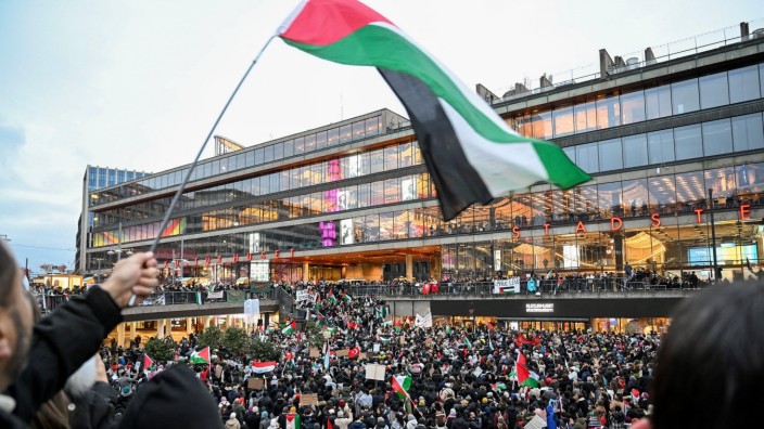 Desinformation: In Stockholm und anderen schwedischen Städten demonstrieren viele Menschen gerade wegen der Eskalation zwischen Palästinensern und Gaza - auch dort wurden die Gerüchte verbreitet.