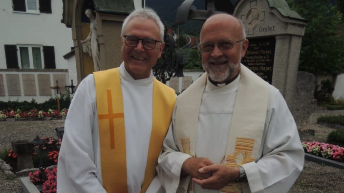 Nachfolge: Pfarrer Bernhard Stiegler (rechts) und Pater Claudius Amann.