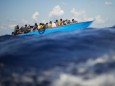 Migration: Flüchtlinge in einem Boot im Mittelmeer