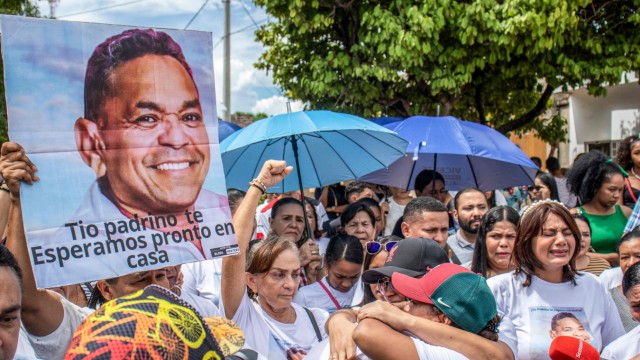 Liverpool-Profi Luis Díaz: Familie und Freunde von Luis Díaz demonstrierten am Sonntag in seinem Heimatort Barrancas für die Freilassung seines Vaters.
