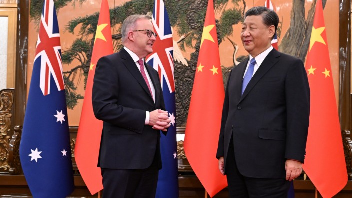 Handelsstreit: Neustart nach frostigen Beziehungen: Australiens Premier Anthony Albanese (li.) und Chinas Staatschef Xi Jinping in Peking.