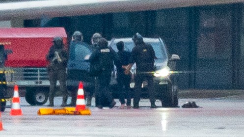Kritische Infrastruktur: Der Mann, der am Samstagabend mit einem Auto und seiner Tochter als Geisel auf das Vorfeld des Hamburger Flughafens gerast war, wird von der Polizei abgeführt.