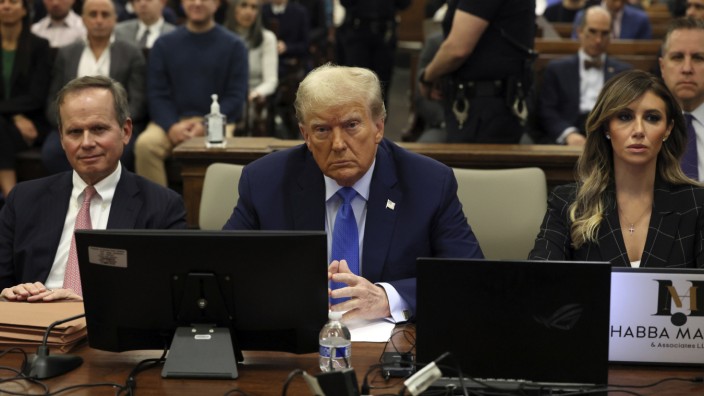 USA: "Der Betrug liegt bei dem Gericht, nicht bei mir": Ex-Präsident Donald Trump hält sich bei der Verhandlung am Montag in New York nicht zurück.