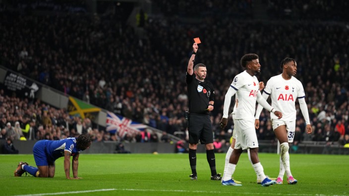 Tottenham gegen Chelsea: Da waren sie nur noch neun: Destiny Udogie sieht Rot - Tottenham spielte über eine halbe Stunde in doppelter Unterzahl weiter.