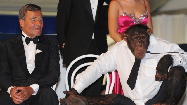 Wolfgang Grupp mit einem Schimpansen