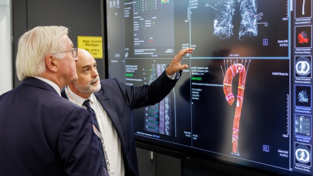 Medizin-Technologie: Scott McCuen Koytek (rechts), Leiter Weiterbildung bei Siemens Healthineers, erklärt Bundespräsident Frank-Walter Steinmeier eine KI-Lösung für die Radiologie.