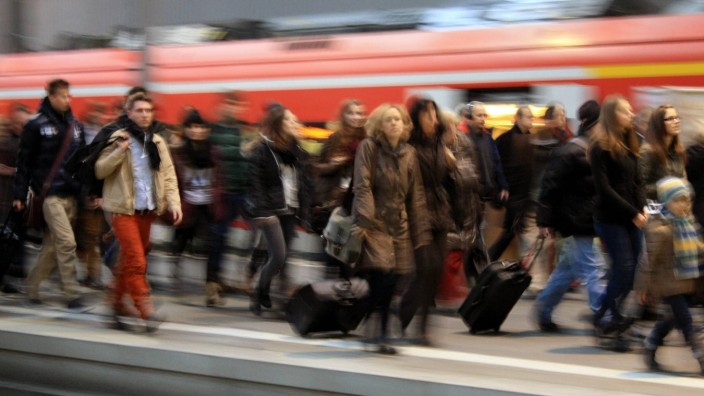 49-Euro-Ticket: Pendler im abendlichen Berufsverkehr im Münchner Hauptbahnhof.