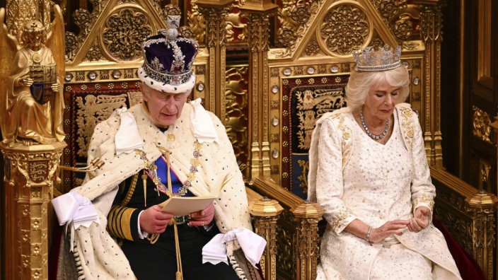 Großbritannien: König Charles III. neben seiner Frau Camilla beim Verlesen der King's Speech.