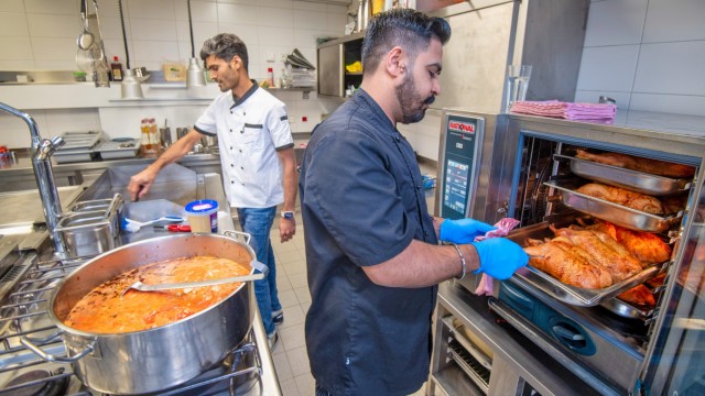 Gastronomie: Bereiten sich auf den Neustart des Restaurants am Brunnanger vor: die Köche Muhammad Zaman (li.) und Qamar Shahzad.