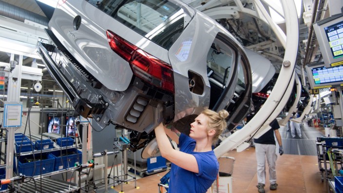 Konjunktur: Eine Mitarbeiterin schraubt am neuen Volkswagen Golf 8 im VW-Werk in Wolfsburg.