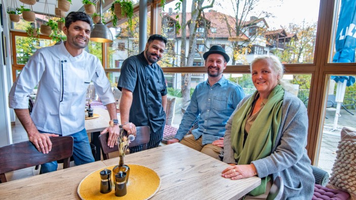 Gastronomie: Freut sich auf den Start am Brunnanger (von rechts): das "Lilo"-Gastro-Team mit Cathrin Dierks, Andreas Prach und den Köchen Qamar Shahzad und Muhammad Zaman.