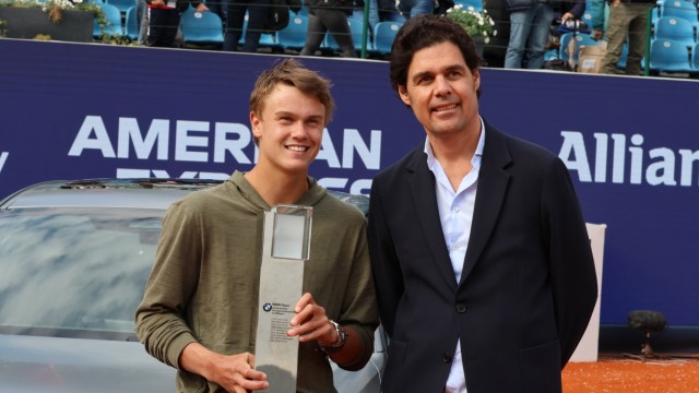 Tennis: Pokalübergabe: Fabian Tross (rechts), Geschäftsführer der Iphitos-Veranstaltungs-GmbH, mit BMW-Open-Sieger Holger Rune aus Dänemark im vergangenen April.