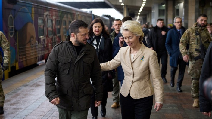 EU-Beitritt: Vor wenigen Tagen besuchte Ursula von der Leyen den ukrainischen Präsidenten Selenskij in Kiew. Die militärische Lage ist für sein Land gerade nicht günstig.
