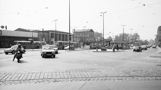 Fotos vom alten Haidhausen: Asphalt und Kopfsteinpflaster: Der Orleansplatz mit dem alten Ostbahnhof im Jahr 1981.