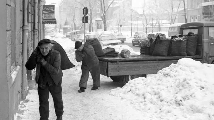 Fotos vom alten Haidhausen: Schwer beladen in der Kirchenstraße: Zwei Kohlenlieferanten im Winter 1982.