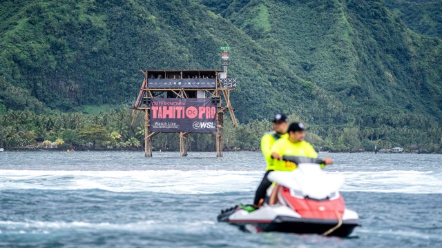 Surfen: Turm des Anstoßes: Die bewährte Holzkonstruktion in Teahupoo.