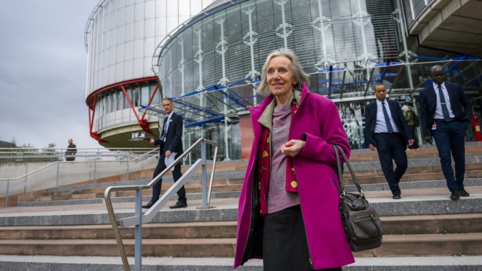 Klimaklagen: Rosmarie Wydler-Wälti auf den Stufen des Europäischen Gerichtshof für Menschenrechte in Straßburg.