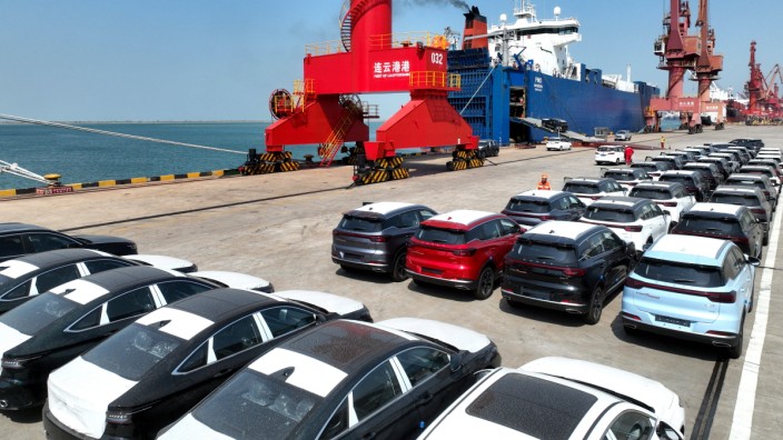 Autoindustrie: Fahrzeuge des chinesischen Herstellers Chery warten auf ihren Export im Hafen von Lianyungang.