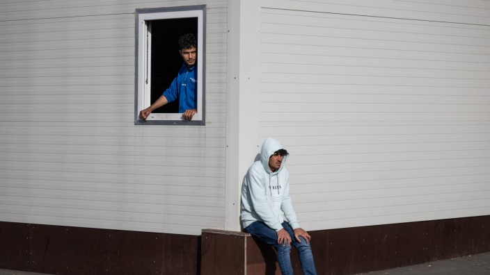 Flüchtlinge in Deutschland: Zwei Männer in einer Erstaufnahmeeinrichtung in Gießen
