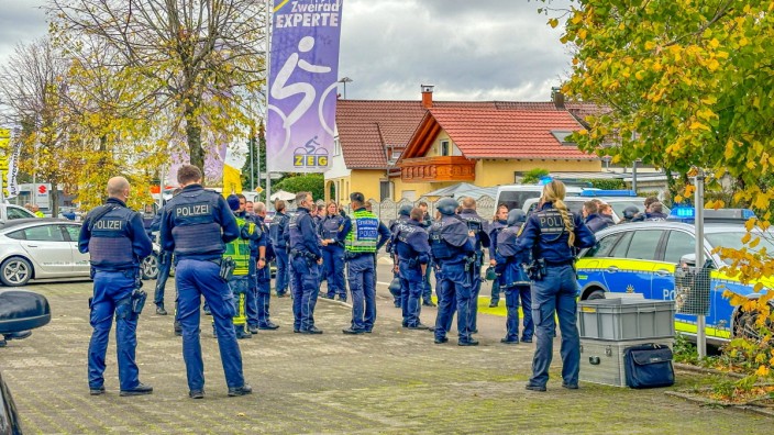 Baden-Württemberg: Polizisten stehen am Einsatzort in Offenburg.