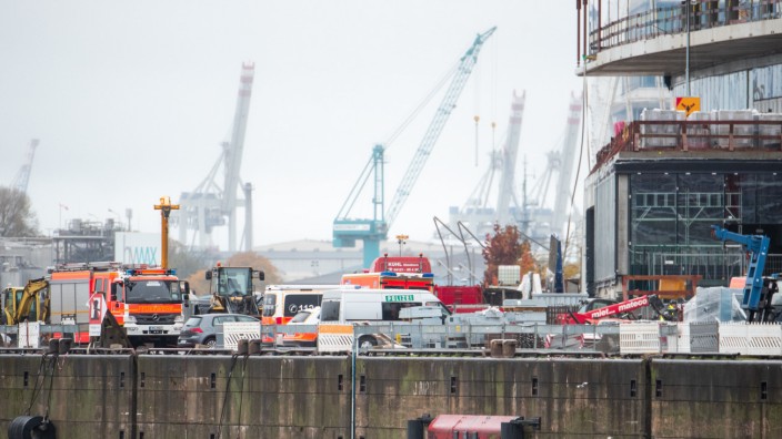 Hamburg: Einsatzfahrzeuge von Feuerwehr und Polizei stehen in der Hafencity auf einer Baustelle.