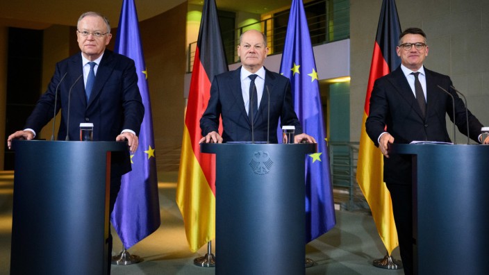 Bundesregierung: Eine Steuerung der Migration ist nur im Einvernehmen von Bund und Ländern möglich: Kanzler Olaf Scholz (Mitte) mit den Ministerpräsidenten Stephan Weil und Boris Rhein (rechts).