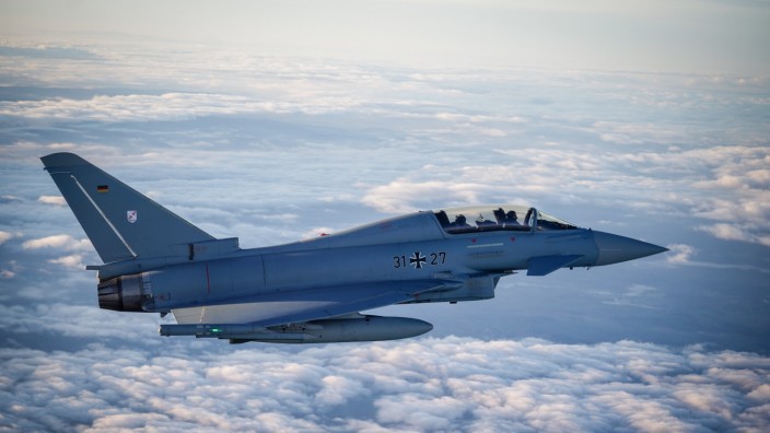Rüstungsindustrie: Oktober 2023: Ein Eurofighter-Jet der Luftwaffe auf dem Weg zum Militärflughafen Köln-Wahn.
