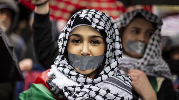 Nahostkonflikt: Reichen "Meinungsdelikte" für Kundgebungsverbote? Teilnehmerin einer Pro-Palästina-Kundgebung in Düsseldorf am 4. November.