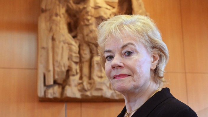 "Kein Geld für Verfassungsfeinde": Erika Steinbach (AfD), Vorsitzende der Desiderius-Erasmus-Stiftung, wartet im Oktober 2022 im Bundesverfassungsgericht auf den Beginn der Verhandlung.