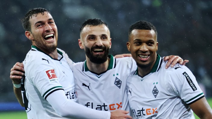 Borussia Mönchengladbach: Alassane Plea feiert mit Joe Scally (links) und Franck Honorat (Mitte) das vierte Gladbacher Tor.