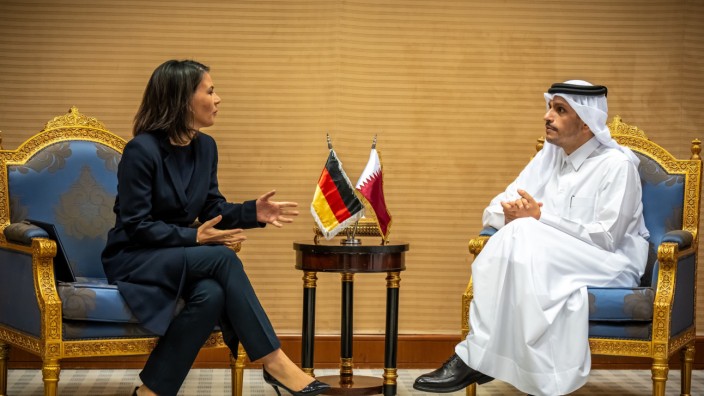 Annalena Baerbock im Nahen Osten: Annalena Baerbock spricht mit dem Premier- und Außenminister Katars, Mohammed bin Abdulrahman al-Thani, bei einem Treffen in Saudi-Arabien.