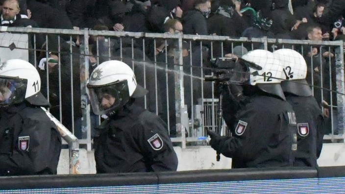 2. Bundesliga: Polizeieinsatz vor dem Gästeblock im Millerntorstadion.