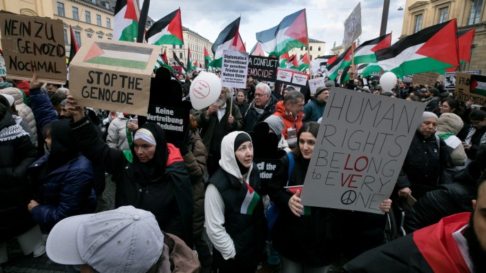 Kundgebung in München: Immer wieder werfen die Teilnehmer Israel einen "Genozid" an den Palästinensern vor.