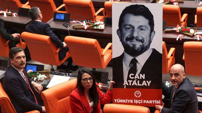 Türkei: Nur auf einem Bild im Parlament: Der Abgeordnete Can Atalay sitzt noch immer im Gefängnis.