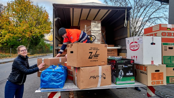 Ebersberg: Spendentag im Jugendzentrum AJZ: Am Nachmittag werden die Kisten in einen LKW geladen.