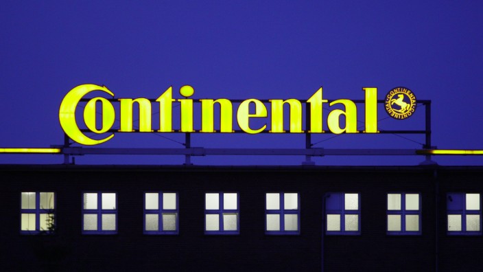 Autozulieferer: Der Firmenname der Continental AG leuchtet auf dem Werk in Hannover.