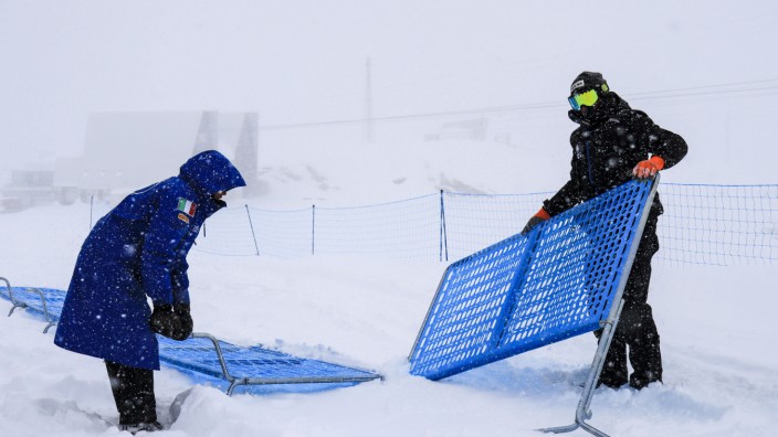 Ski alpin: Kein Skifahrerwetter: Helfer in Cervinia kämpfen mit Schnee und Wind.