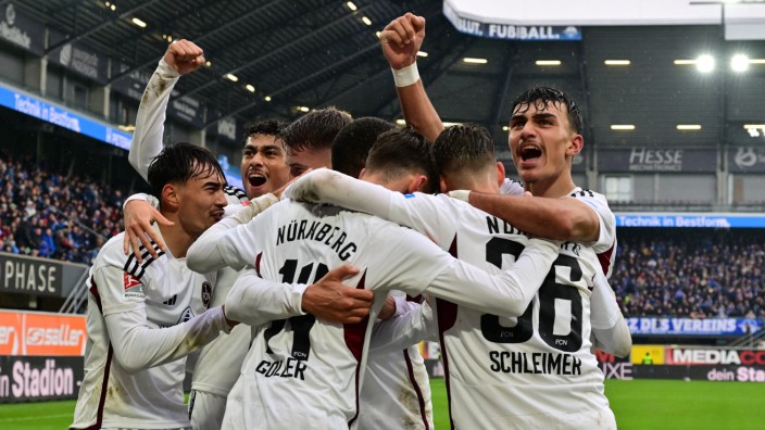 Der Club in der 2. Liga: Fränkische Einheit: Die Nürnberger Spieler bejubeln Lukas Schleimers Treffer in Paderborn zum 3:0-Pausenstand. Am Ende setzte sich der Club mit 3:1 durch.