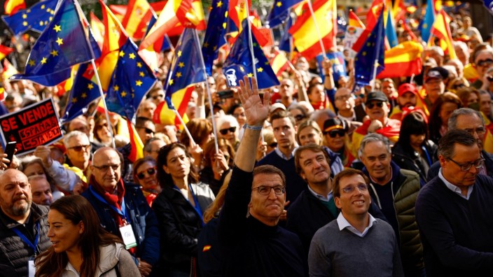 Spanien: Die Opposition auf den Straßen, und mitten drin in Madrid Alberto Nunez Feijóo, Vorsitzender der konservativen Partido Popular, der hier seine Anhänger grüßt