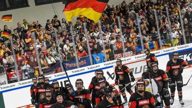 Eishockey: "Das kennen wir so nicht": Trotz einer 0:8-Niederlage gegen Tschechien forderten 3007 Zuschauerinnen und Zuschauer in Landshut die deutschen Frauen zu einer Ehrenrunde auf.