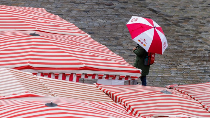 Unwetter in Bayern: Wer sich im Süden Bayerns mit dem Regenschirm nach draußen wagt, sollte vorsichtig sein: Starke Windböen könnten dem Schirm Fliehkräfte verleihen.