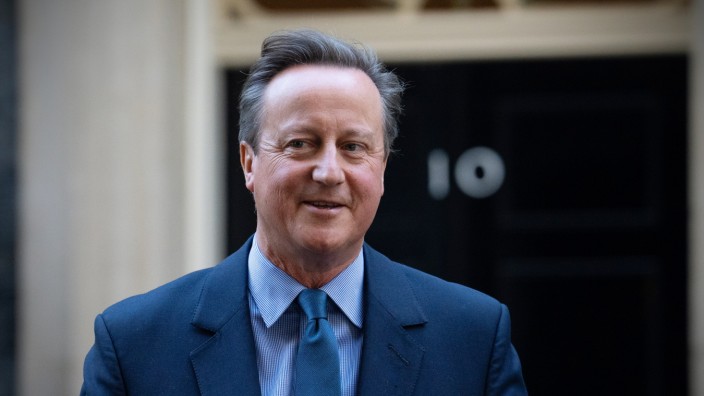 Großbritannien: David Cameron strahlend vor "Number 10" in der Downing Street.