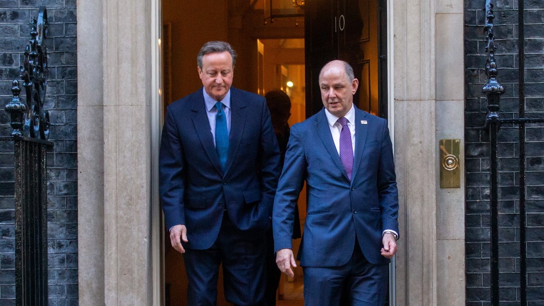 David Cameron devient ministre britannique des Affaires étrangères.  – Politique